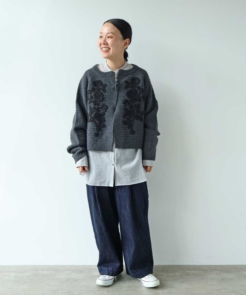 yuni（ユニ　）の「Wool Hand Embroidery cardigan（カーディガン/ボレロ・レディース・オフホワイト/チャコールグレー・FREE）」の3枚目の写真