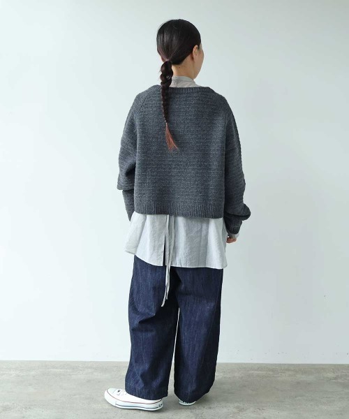 yuni（ユニ　）の「Wool Hand Embroidery cardigan（カーディガン/ボレロ・レディース・オフホワイト/チャコールグレー・FREE）」の4枚目の写真