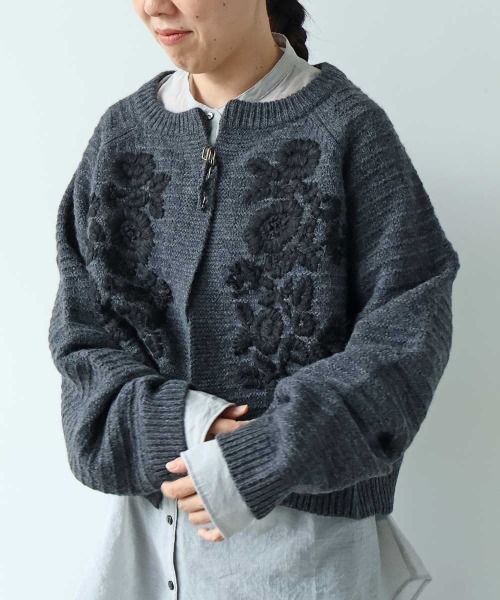 yuni（ユニ　）の「Wool Hand Embroidery cardigan（カーディガン/ボレロ・レディース・オフホワイト/チャコールグレー・FREE）」の6枚目の写真