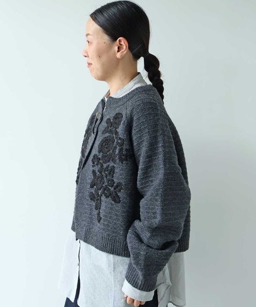 yuni（ユニ　）の「Wool Hand Embroidery cardigan（カーディガン/ボレロ・レディース・オフホワイト/チャコールグレー・FREE）」の7枚目の写真