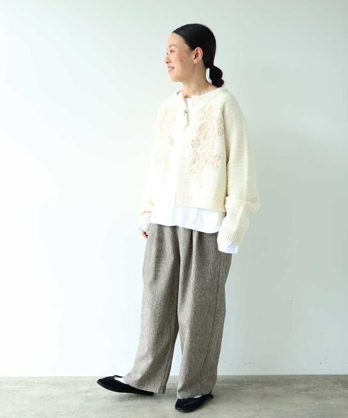 yuni（ユニ　）の「Wool Hand Embroidery cardigan（カーディガン/ボレロ・レディース・オフホワイト/チャコールグレー・FREE）」の11枚目の写真