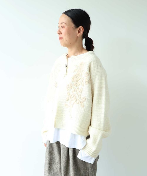 yuni（ユニ　）の「Wool Hand Embroidery cardigan（カーディガン/ボレロ・レディース・オフホワイト/チャコールグレー・FREE）」の14枚目の写真