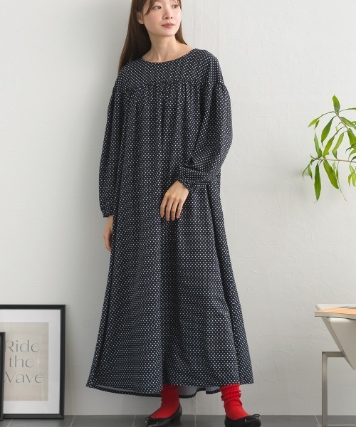 OMNES(オムネス)の「ショルダーギャザープリントロングワンピース(ワンピース・レディース・ネイビー/ブラック系その他/ブラック・FREE)」の2枚目の写真