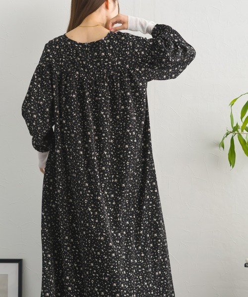 OMNES(オムネス)の「ショルダーギャザープリントロングワンピース(ワンピース・レディース・ネイビー/ブラック系その他/ブラック・FREE)」の6枚目の写真