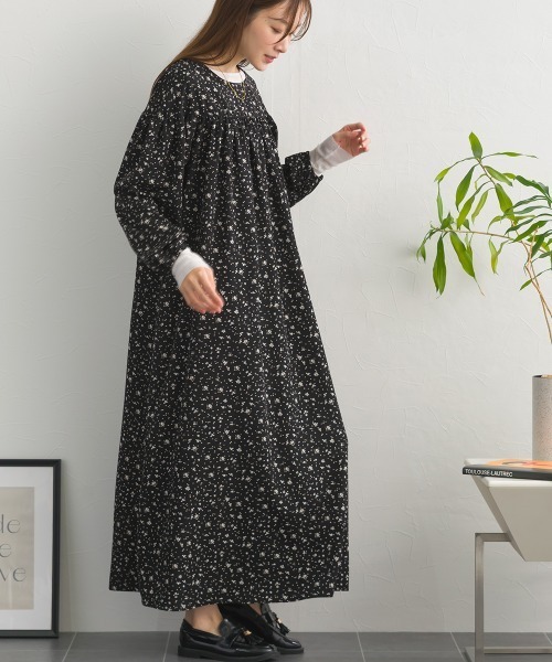 OMNES(オムネス)の「ショルダーギャザープリントロングワンピース(ワンピース・レディース・ネイビー/ブラック系その他/ブラック・FREE)」の7枚目の写真