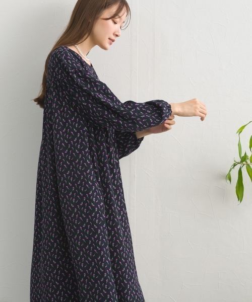 OMNES(オムネス)の「ショルダーギャザープリントロングワンピース(ワンピース・レディース・ネイビー/ブラック系その他/ブラック・FREE)」の15枚目の写真