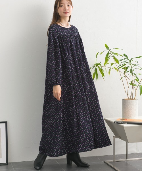 OMNES(オムネス)の「ショルダーギャザープリントロングワンピース(ワンピース・レディース・ネイビー/ブラック系その他/ブラック・FREE)」の17枚目の写真