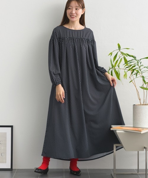 OMNES(オムネス)の「ショルダーギャザープリントロングワンピース(ワンピース・レディース・ネイビー/ブラック系その他/ブラック・FREE)」の10枚目の写真