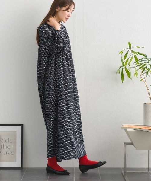 OMNES(オムネス)の「ショルダーギャザープリントロングワンピース(ワンピース・レディース・ネイビー/ブラック系その他/ブラック・FREE)」の13枚目の写真