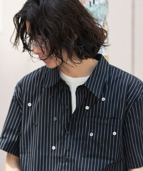 WEGO(ウィゴー)の「WEGO/マルチボタンストライプシャツ(シャツ/ブラウス・メンズ・ブラック/ブルー・MEDIUM/LARGE)」の2枚目の写真