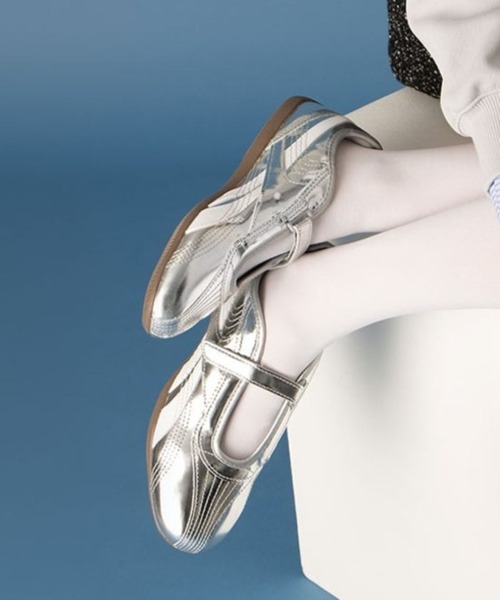 Reebok(リーボック)の「ウルトラ ロー メリージェーン / ULTRA LO MARY JANE(スニーカー・レディース・シルバー・22.5cm/24.5cm/23.5cm/23.0cm/22.0cm/26.0cm/25.5cm/25.0cm/24.0cm)」の1枚目の写真