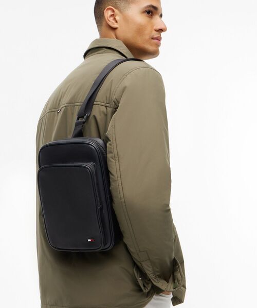TOMMY HILFIGER(トミーヒルフィガー)の「フラッグクロスボディスリングバッグ(ショルダーバッグ・メンズ・ブラック・FREE)」の2枚目の写真