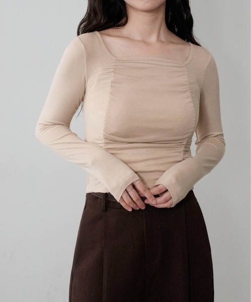 on:nue(オンニュ)の「【on:nue】フロントギャザークロップドカットソー /26-27 AW COLLECTION(Tシャツ/カットソー・レディース・ベージュ/ブラック・FREE)」の3枚目の写真