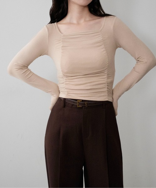 on:nue(オンニュ)の「【on:nue】フロントギャザークロップドカットソー /26-27 AW COLLECTION(Tシャツ/カットソー・レディース・ベージュ/ブラック・FREE)」の4枚目の写真