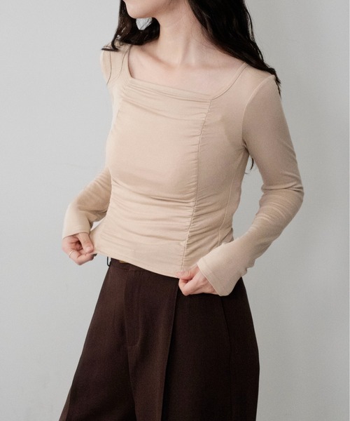 on:nue(オンニュ)の「【on:nue】フロントギャザークロップドカットソー /26-27 AW COLLECTION(Tシャツ/カットソー・レディース・ベージュ/ブラック・FREE)」の5枚目の写真