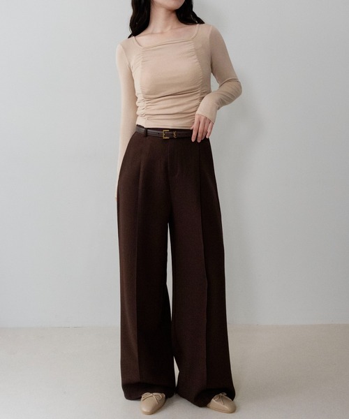 on:nue(オンニュ)の「【on:nue】フロントギャザークロップドカットソー /26-27 AW COLLECTION(Tシャツ/カットソー・レディース・ベージュ/ブラック・FREE)」の6枚目の写真