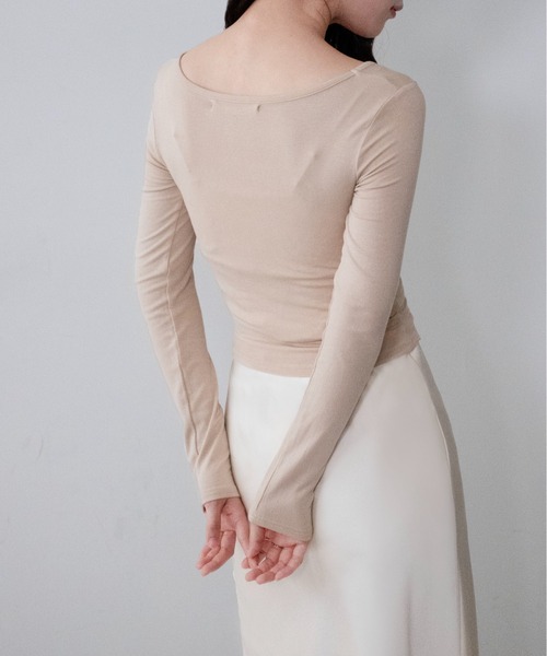 on:nue(オンニュ)の「【on:nue】フロントギャザークロップドカットソー /26-27 AW COLLECTION(Tシャツ/カットソー・レディース・ベージュ/ブラック・FREE)」の11枚目の写真