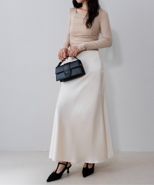 on:nue(オンニュ)の「【on:nue】フロントギャザークロップドカットソー /26-27 AW COLLECTION(Tシャツ/カットソー・レディース・ベージュ/ブラック・FREE)」の16枚目の写真