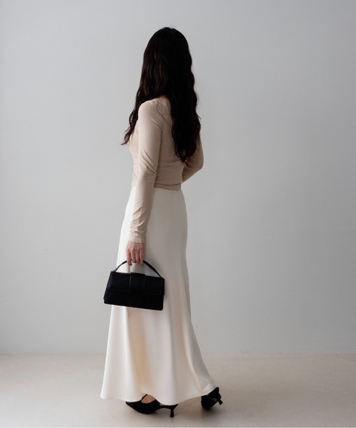on:nue(オンニュ)の「【on:nue】フロントギャザークロップドカットソー /26-27 AW COLLECTION(Tシャツ/カットソー・レディース・ベージュ/ブラック・FREE)」の19枚目の写真