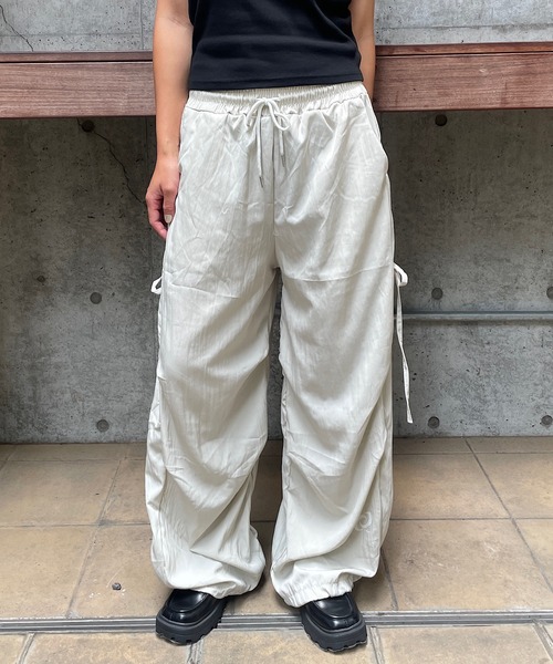 ROGER AND RAW(ロジャーアンドロウ)の「サイドスピンドル ワイドトラックパンツ(その他パンツ・レディース・ブラック/ブラウン/レッド/アイボリー・FREE)」の2枚目の写真