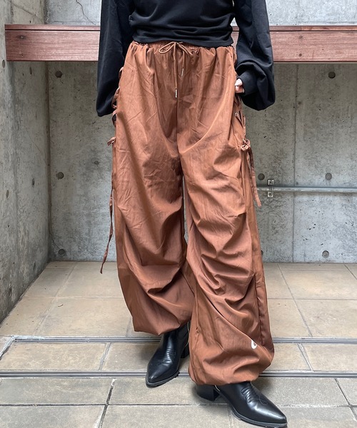 ROGER AND RAW(ロジャーアンドロウ)の「サイドスピンドル ワイドトラックパンツ(その他パンツ・レディース・ブラック/ブラウン/レッド/アイボリー・FREE)」の5枚目の写真