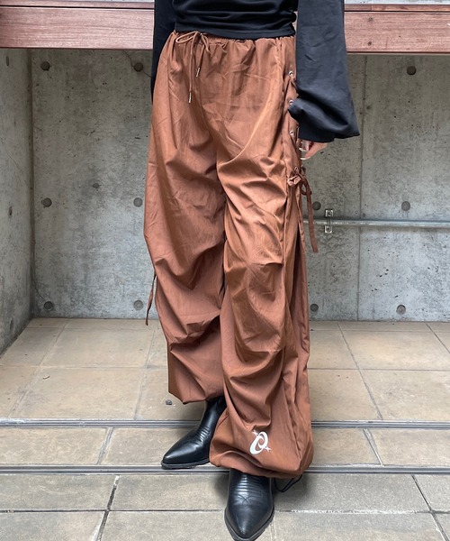 ROGER AND RAW(ロジャーアンドロウ)の「サイドスピンドル ワイドトラックパンツ(その他パンツ・レディース・ブラック/ブラウン/レッド/アイボリー・FREE)」の6枚目の写真