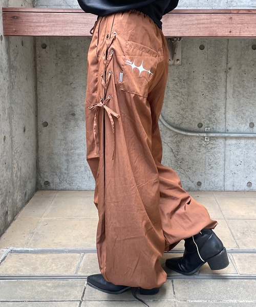 ROGER AND RAW(ロジャーアンドロウ)の「サイドスピンドル ワイドトラックパンツ(その他パンツ・レディース・ブラック/ブラウン/レッド/アイボリー・FREE)」の7枚目の写真