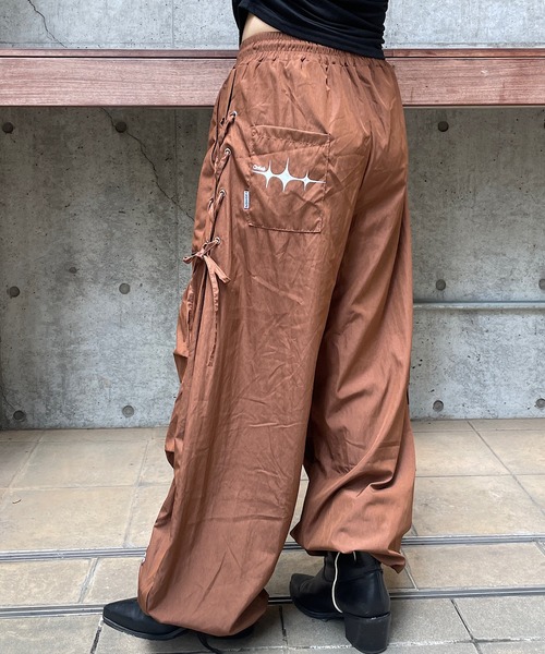 ROGER AND RAW(ロジャーアンドロウ)の「サイドスピンドル ワイドトラックパンツ(その他パンツ・レディース・ブラック/ブラウン/レッド/アイボリー・FREE)」の8枚目の写真