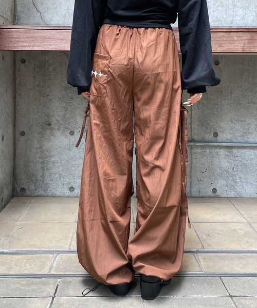 ROGER AND RAW(ロジャーアンドロウ)の「サイドスピンドル ワイドトラックパンツ(その他パンツ・レディース・ブラック/ブラウン/レッド/アイボリー・FREE)」の9枚目の写真
