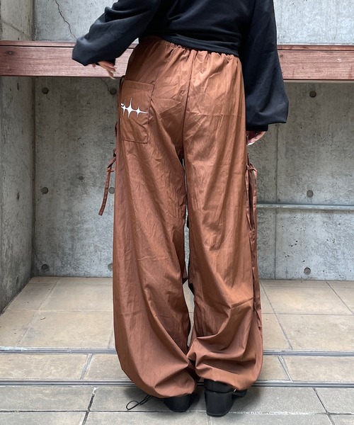 ROGER AND RAW(ロジャーアンドロウ)の「サイドスピンドル ワイドトラックパンツ(その他パンツ・レディース・ブラック/ブラウン/レッド/アイボリー・FREE)」の10枚目の写真