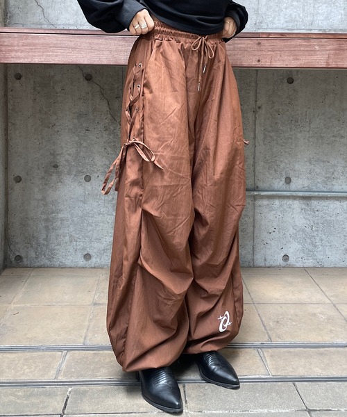 ROGER AND RAW(ロジャーアンドロウ)の「サイドスピンドル ワイドトラックパンツ(その他パンツ・レディース・ブラック/ブラウン/レッド/アイボリー・FREE)」の11枚目の写真