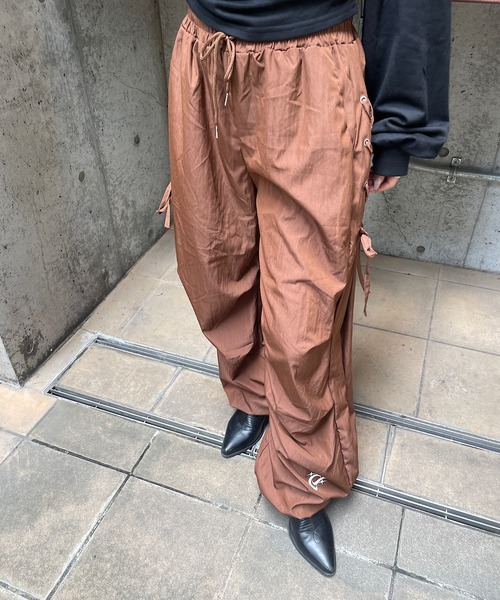 ROGER AND RAW(ロジャーアンドロウ)の「サイドスピンドル ワイドトラックパンツ(その他パンツ・レディース・ブラック/ブラウン/レッド/アイボリー・FREE)」の12枚目の写真