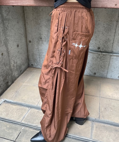 ROGER AND RAW(ロジャーアンドロウ)の「サイドスピンドル ワイドトラックパンツ(その他パンツ・レディース・ブラック/ブラウン/レッド/アイボリー・FREE)」の13枚目の写真