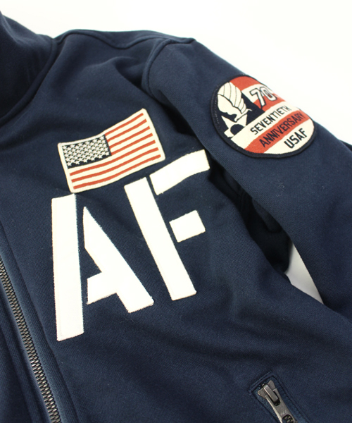 AVIREX(アヴィレックス)の「avirex/ アヴィレックス / U.S.A.F. 70th ANNIVERSARY THERMO LITE STAND ZIP/ アメリカ空軍70周年記念 サーモライト スタンドジップ(ジャージ・メンズ・ネイビー/カモフラージュ/ホワイト/ライトブルーグレー・XX-LARGE/LARGE/X-LARGE/MEDIUM)」の6枚目の写真