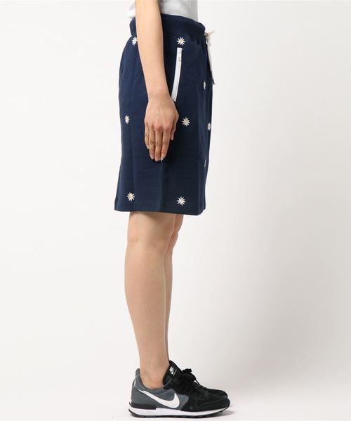 Champion（チャンピオン）の「【Champion/チャンピオン】レディース スウェットスカート（スカート・レディース・オフホワイト/ネイビー/グレー・MEDIUM/LARGE）」の4枚目の写真