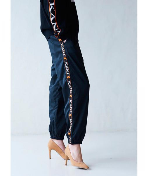 KARL KANI（カールカナイ）の「＜Karl Kani × monkey time＞ TRACK PANTS/トラックパンツ（その他パンツ・メンズ・ブラック/オレンジ・X-LARGE/LARGE/MEDIUM）」の3枚目の写真