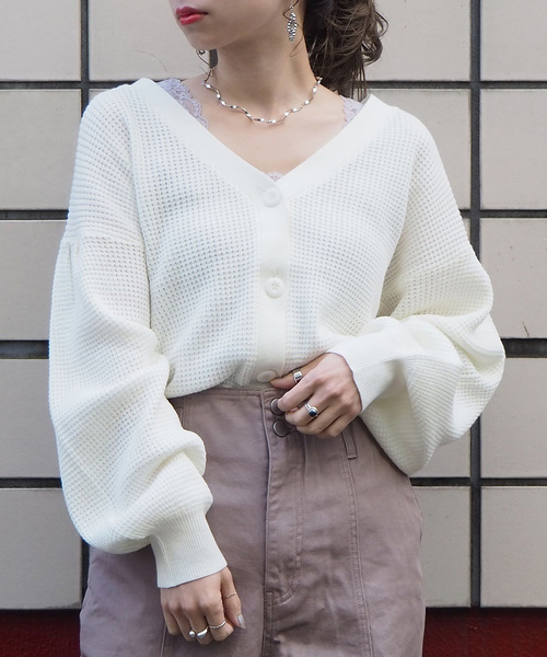 tiptop（ティップトップ）の「ワッフル編みVネックカーディガン（カーディガン/ボレロ・レディース・オフホワイト/ベージュ/グレイッシュベージュ/ラベンダー・FREE）」の2枚目の写真