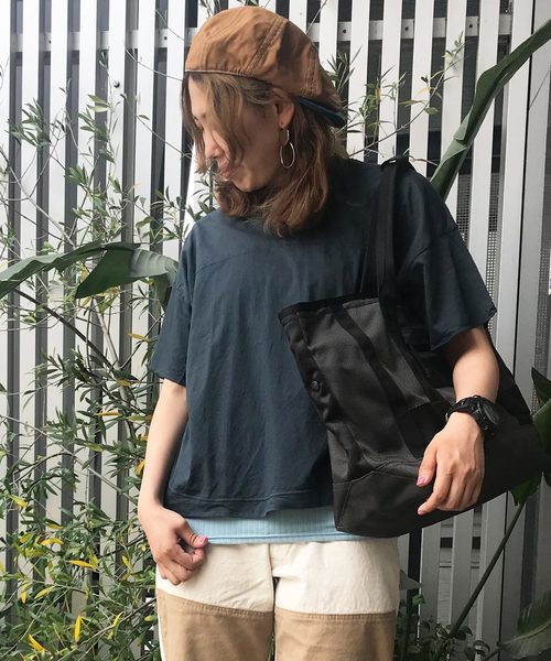 Born（ボーン）の「Born Wide silhouette Design T-shirts/ボーン ワイド シルエット デザイン Tシャツ（Tシャツ/カットソー・レディース・カーキ/スミクロ/キナリ・FREE）」の2枚目の写真