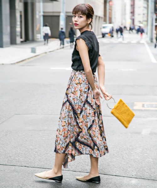 MILLION CARATS（ミリオンカラッツ）の「ジョーゼットフラワーパネルスカート（スカート・レディース・ベージュ/パープル/サックスブルー・FREE）」の3枚目の写真