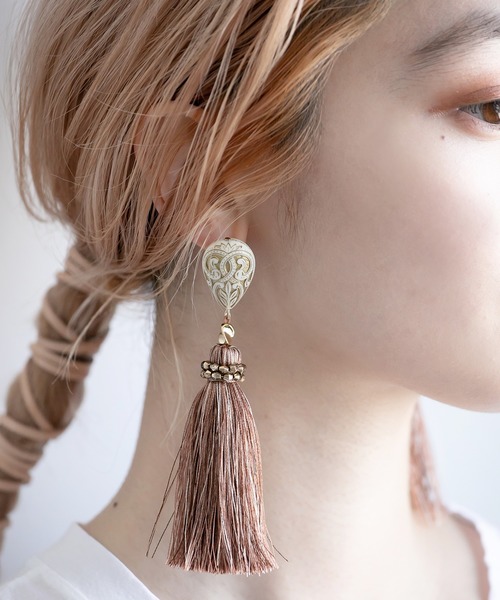 BOEMY（ボエミー）の「ヴィンテージ調 ドロップビーズ タッセルピアス / イヤリング（ピアス（両耳用）・レディース・ブラウン/カーキ/アイボリー/B/A/C・FREE）」の3枚目の写真
