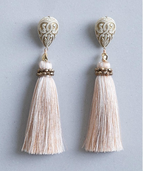 BOEMY（ボエミー）の「ヴィンテージ調 ドロップビーズ タッセルピアス / イヤリング（ピアス（両耳用）・レディース・ブラウン/カーキ/アイボリー/B/A/C・FREE）」の5枚目の写真