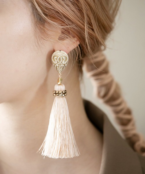 BOEMY（ボエミー）の「ヴィンテージ調 ドロップビーズ タッセルピアス / イヤリング（ピアス（両耳用）・レディース・ブラウン/カーキ/アイボリー/B/A/C・FREE）」の2枚目の写真