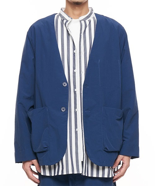 plain-me（プレインミー）の「plain-me ナイロン吸湿性ノーカラージャケット（ノーカラージャケット・メンズ・グレイッシュブルー/ベージュ・LARGE/SMALL/MEDIUM）」の2枚目の写真