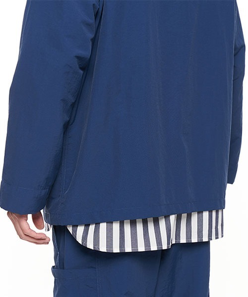 plain-me（プレインミー）の「plain-me ナイロン吸湿性ノーカラージャケット（ノーカラージャケット・メンズ・グレイッシュブルー/ベージュ・LARGE/SMALL/MEDIUM）」の4枚目の写真