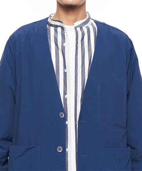 plain-me（プレインミー）の「plain-me ナイロン吸湿性ノーカラージャケット（ノーカラージャケット・メンズ・グレイッシュブルー/ベージュ・LARGE/SMALL/MEDIUM）」の3枚目の写真