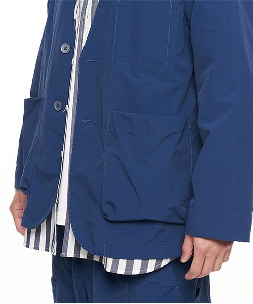 plain-me（プレインミー）の「plain-me ナイロン吸湿性ノーカラージャケット（ノーカラージャケット・メンズ・グレイッシュブルー/ベージュ・LARGE/SMALL/MEDIUM）」の5枚目の写真