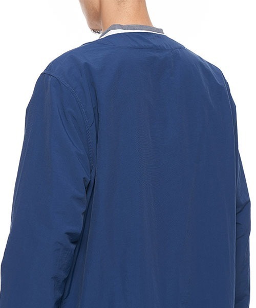 plain-me（プレインミー）の「plain-me ナイロン吸湿性ノーカラージャケット（ノーカラージャケット・メンズ・グレイッシュブルー/ベージュ・LARGE/SMALL/MEDIUM）」の7枚目の写真