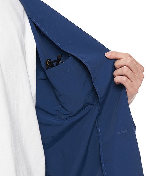 plain-me（プレインミー）の「plain-me ナイロン吸湿性ノーカラージャケット（ノーカラージャケット・メンズ・グレイッシュブルー/ベージュ・LARGE/SMALL/MEDIUM）」の6枚目の写真