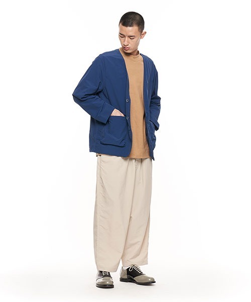 plain-me（プレインミー）の「plain-me ナイロン吸湿性ノーカラージャケット（ノーカラージャケット・メンズ・グレイッシュブルー/ベージュ・LARGE/SMALL/MEDIUM）」の10枚目の写真