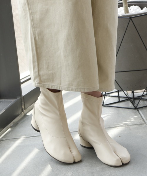 VIVIAN（ヴィヴィアン）の「足袋デザインストレッチショートブーツ タビブーツ（ブーツ・レディース・ブラック/ダークブラウン/アイボリー/シルバー・S/M/L/LL）」の6枚目の写真
